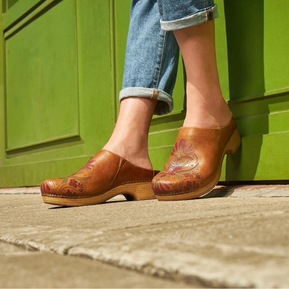Dansko Clogs Mules Brenda Tan Leather Floral Laser Etched Boho Comfort Sz 38/7.5 - Picture 13 of 14